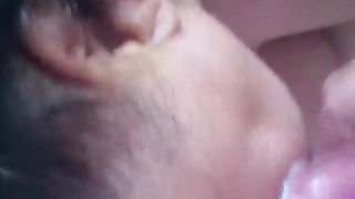 Ama tanto succhiarmelo mentre il marito è a casa...