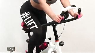 Si esercita su una cyclette con dildo