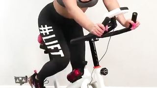 Si esercita su una cyclette con dildo
