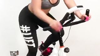 Si esercita su una cyclette con dildo