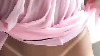 Bonazza esibizionista mostra la figa ed il culone