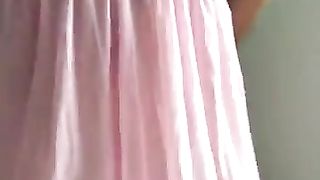 Bonazza esibizionista mostra la figa ed il culone