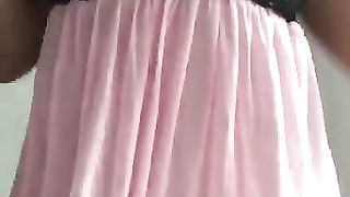 Bonazza esibizionista mostra la figa ed il culone