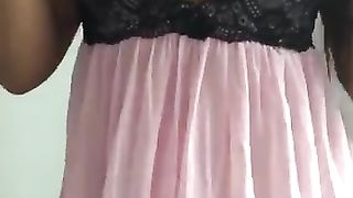 Bonazza esibizionista mostra la figa ed il culone