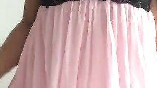 Bonazza esibizionista mostra la figa ed il culone