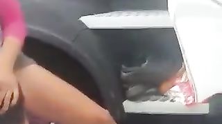 Prostituta se la fa leccare dai camionisti