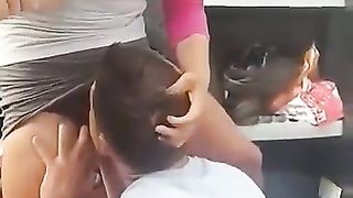 Prostituta se la fa leccare dai camionisti