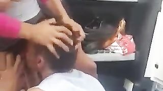 Prostituta se la fa leccare dai camionisti