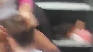 Prostituta se la fa leccare dai camionisti