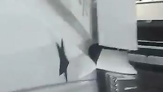 Prostituta se la fa leccare dai camionisti