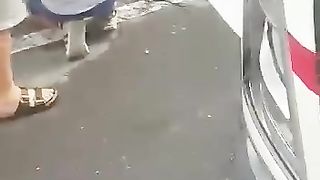 Prostituta se la fa leccare dai camionisti