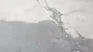 Prostituta se la fa leccare dai camionisti