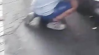 Prostituta se la fa leccare dai camionisti