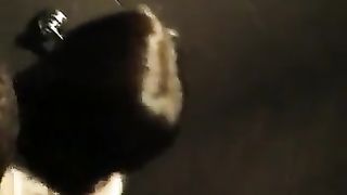 Coppietta italiana ripresa nei bagni della disco