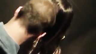 Coppietta italiana ripresa nei bagni della disco