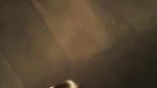 Coppietta italiana ripresa nei bagni della disco