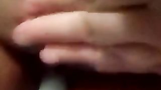 Cicciona si masturba la figa