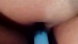 Cicciona si masturba la figa