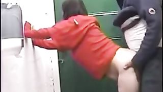 MOGLIE SCOPATA DA SENZATETTO