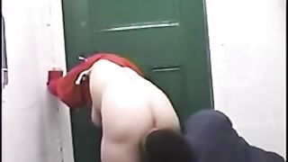 MOGLIE SCOPATA DA SENZATETTO