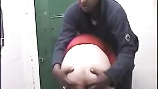 MOGLIE SCOPATA DA SENZATETTO