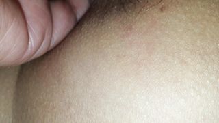 Le entra in figa e culo con le dita