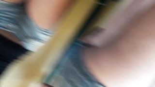 Ragazze in shorts sul metro