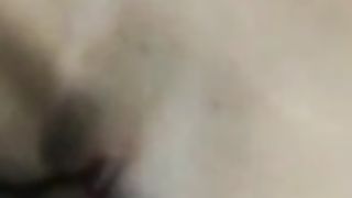 La sua figa è così stretta che non si adatta e fa un po' male