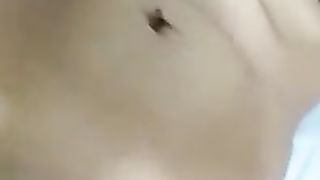 La sua figa è così stretta che non si adatta e fa un po' male