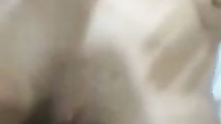 La sua figa è così stretta che non si adatta e fa un po' male