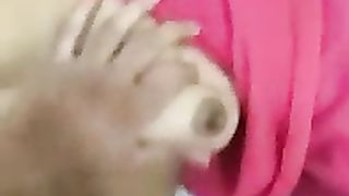 La sua figa è così stretta che non si adatta e fa un po' male