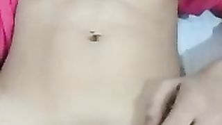 La sua figa è così stretta che non si adatta e fa un po' male