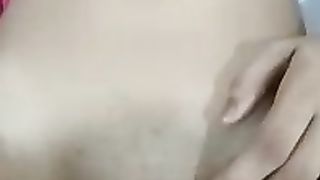 La sua figa è così stretta che non si adatta e fa un po' male