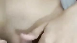 La sua figa è così stretta che non si adatta e fa un po' male