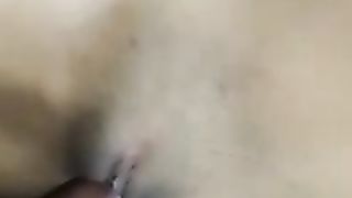 La sua figa è così stretta che non si adatta e fa un po' male