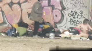 MOGLIE ITALIANA SCOPATA DA BARBONI SOTTO UN PONTE