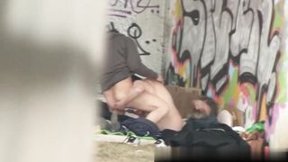 MOGLIE ITALIANA SCOPATA DA BARBONI SOTTO UN PONTE