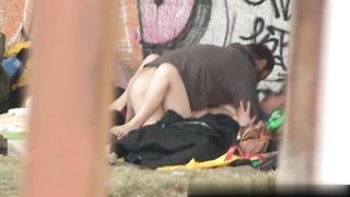 MOGLIE ITALIANA SCOPATA DA BARBONI SOTTO UN PONTE