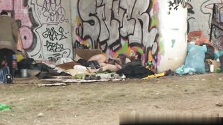 MOGLIE ITALIANA SCOPATA DA BARBONI SOTTO UN PONTE