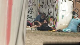 MOGLIE ITALIANA SCOPATA DA BARBONI SOTTO UN PONTE