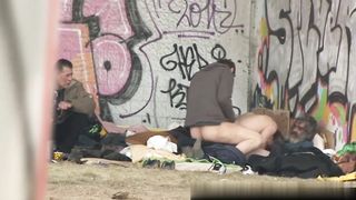 MOGLIE ITALIANA SCOPATA DA BARBONI SOTTO UN PONTE