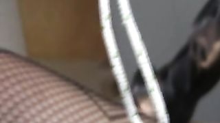 appesa per le palle che vengono infilate da tre aghi...   BDSM estremo