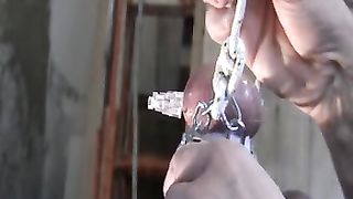 appesa per le palle che vengono infilate da tre aghi...   BDSM estremo