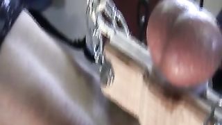 appesa per le palle che vengono infilate da tre aghi...   BDSM estremo