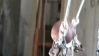 appesa per le palle che vengono infilate da tre aghi...   BDSM estremo