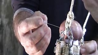 Anteprima del video: appesa per le palle che vengono infilate da tre aghi...   BDSM estremo