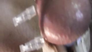 appesa per le palle che vengono infilate da tre aghi...   BDSM estremo