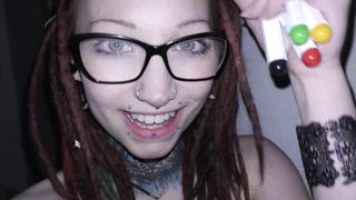 Bella tedesca con trecce e piercing succhia grosso cazzo