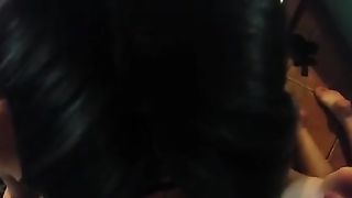 Sborra sugli occhiali di splendida brunetta