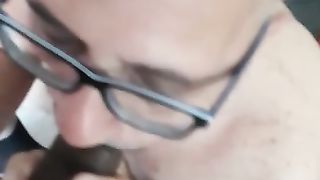 Max marito cuckold intento a succhiare un cazzone nero